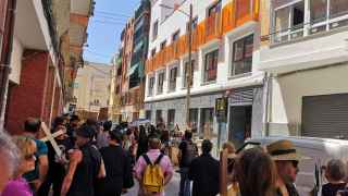Un barrio de Alicante protesta contra los pisos turísticos: Donde ellos ven camas, nosotros vemos vecinos