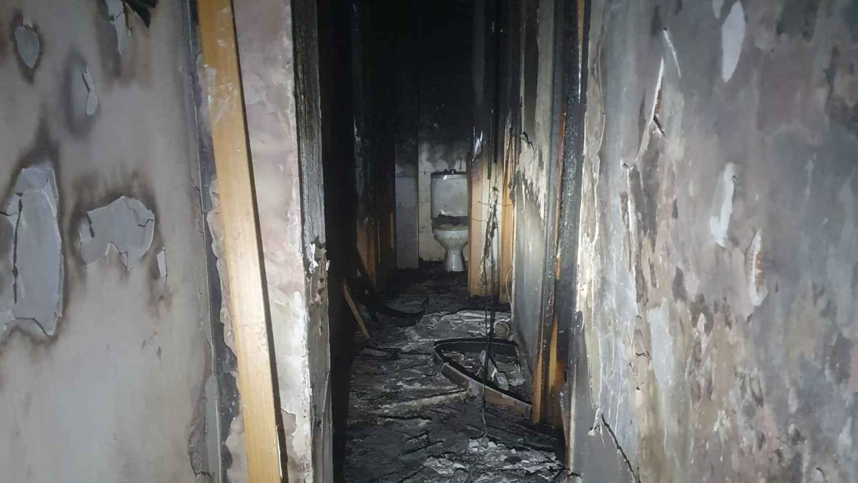 Pasillo de la vivienda afectada por el fuego y la densa humareda