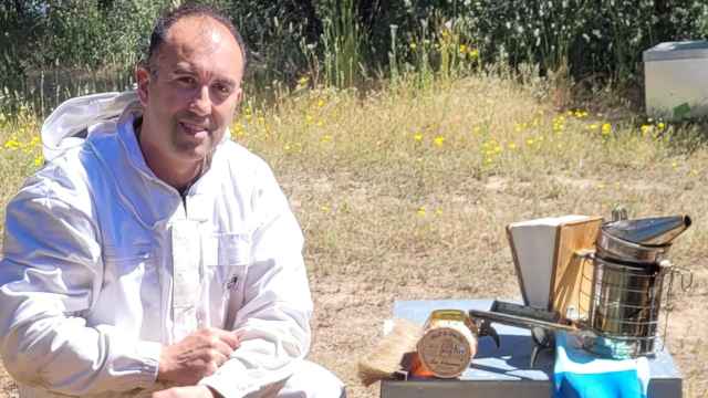 Carlos Gatón posa con alguna de sus colmenas
