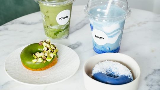 De dirigir Hawkers a vender pasteles: así es POSDATA, la pastelería saludable de un futbolista y tres ejecutivos