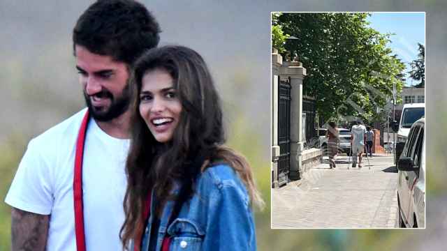 Isco Alarcón y su pareja, Sara Sálamo, en un fotomontaje de su paseo por Madrid tras la operación del futbolista.