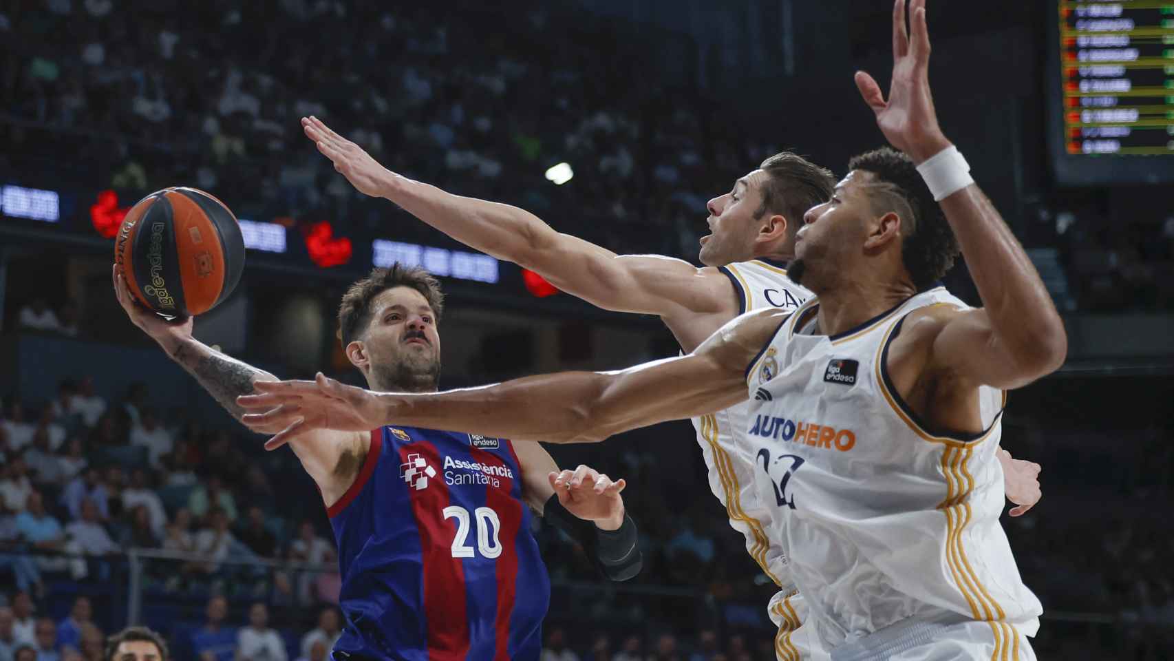 Laprovittola, taponado por Causeur y Tavares.