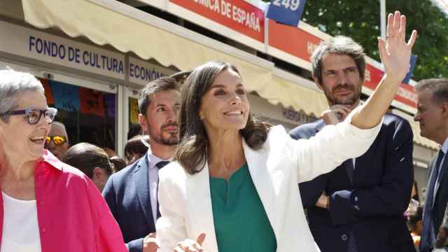 La reina Letizia, acompañada por la directora de la Feria del Libro, Eva Orúe. Foto: EFE/ Chema Moya