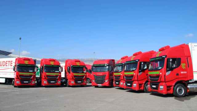 Varios camiones de Transportes Caudete.