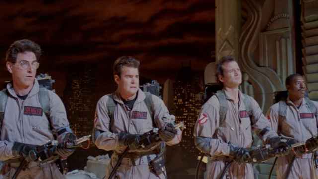 Los protagonistas de 'Los cazafantasmas' usando sus mochilas de protones