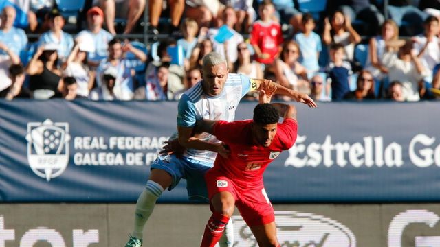 Lucas Pérez luciendo el brazalete de capitán de la selección de Galicia.