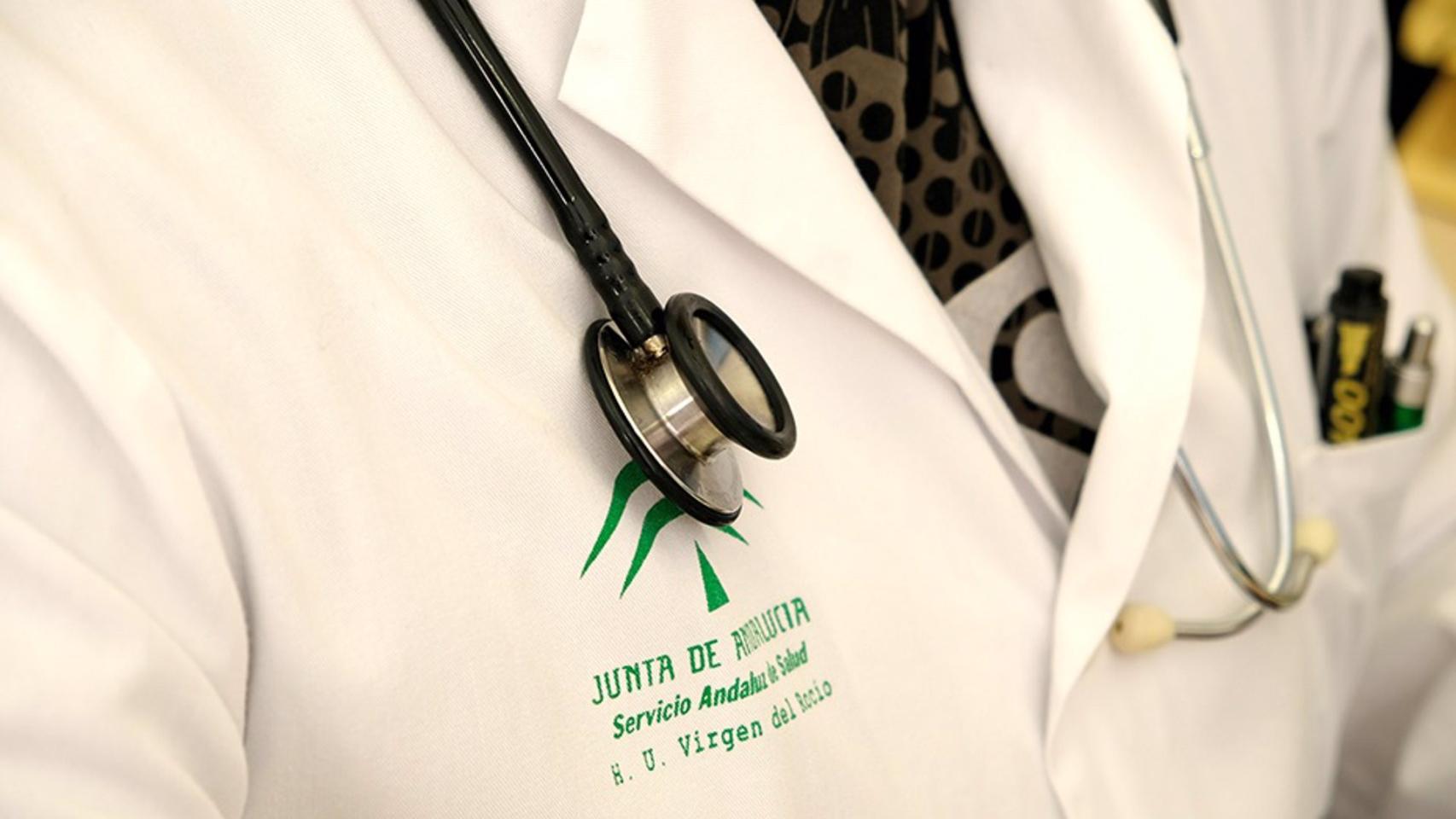 Imagen de archivo de un médico del Servicio Andaluz de Salud.