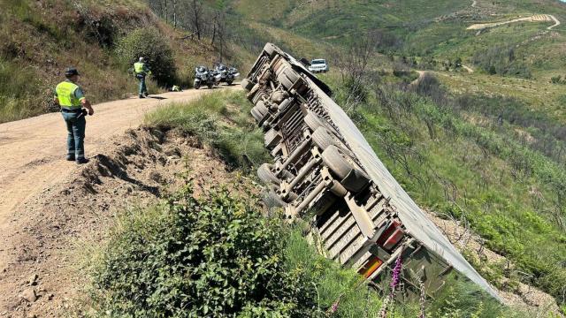 Tráiler volcado en Verín (Ourense).