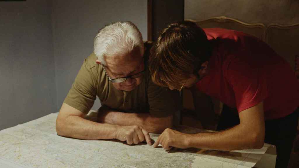 Fotograma de 'El arte de los analfabetos'; Kevin junto a su abuelo, Antonio. EE