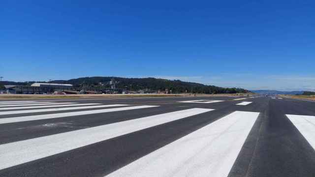 Pista del aeropuerto de Peinador tras las obras.