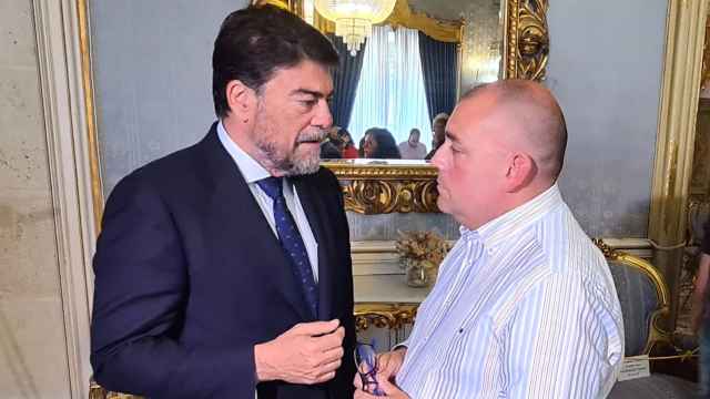 El alcalde de Alicante, Luis Barcala, y el artista de hogueras y pregonero de 2024, Sergio Gómez. Ayuntamiento Alicante