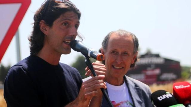 Alejandro, el hijo de María Jiménez, concediendo unas declaraciones tras la inauguración de la escultura.
