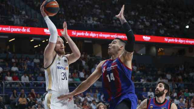 Musa intenta lanzar a canasta ante Willy Hernangómez