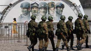 Militares rusos, en una exhibición de vehículos blindados de Ucrania capturados, en un museo al aire libre en Moscú.
