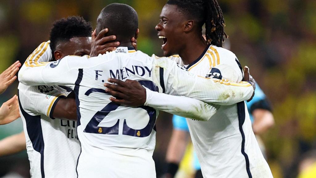 Camavinga, Mendy y Vinicius celebran un gol.