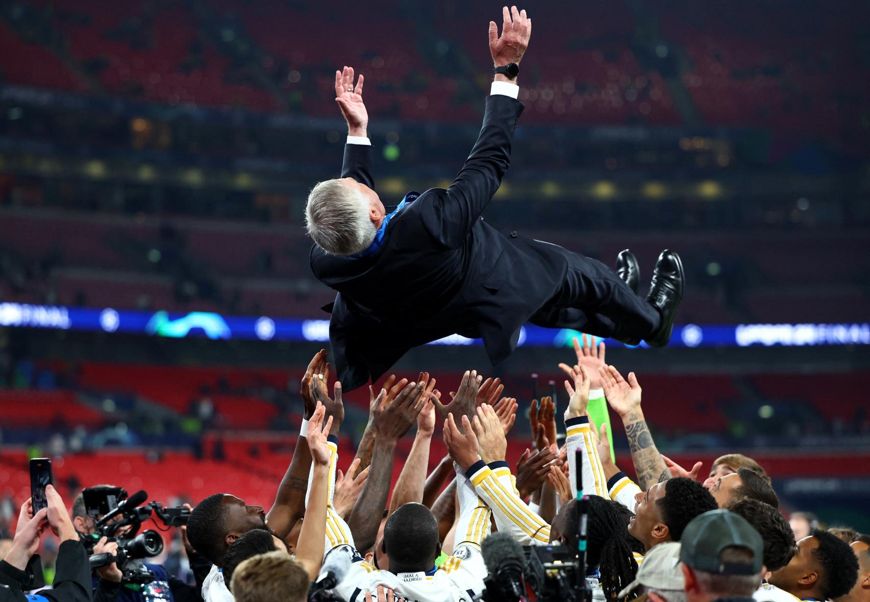 Carlo Ancelotti, siendo manteado por los jugadores del Real Madrid en Wembley