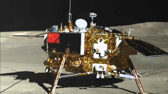 La nave Chang'e-6 aterriza en la cara oculta de la luna.