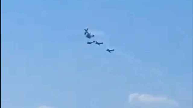 Chocan varios aviones en un festival aéreo en Portugal.