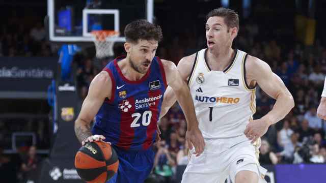 Laprovittola retiene el balón ante Causeur.