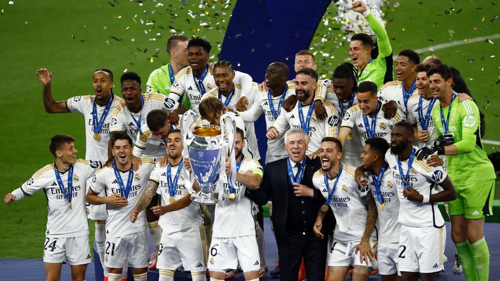 Nacho levanta la decimoquinta Champions League del Real Madrid.