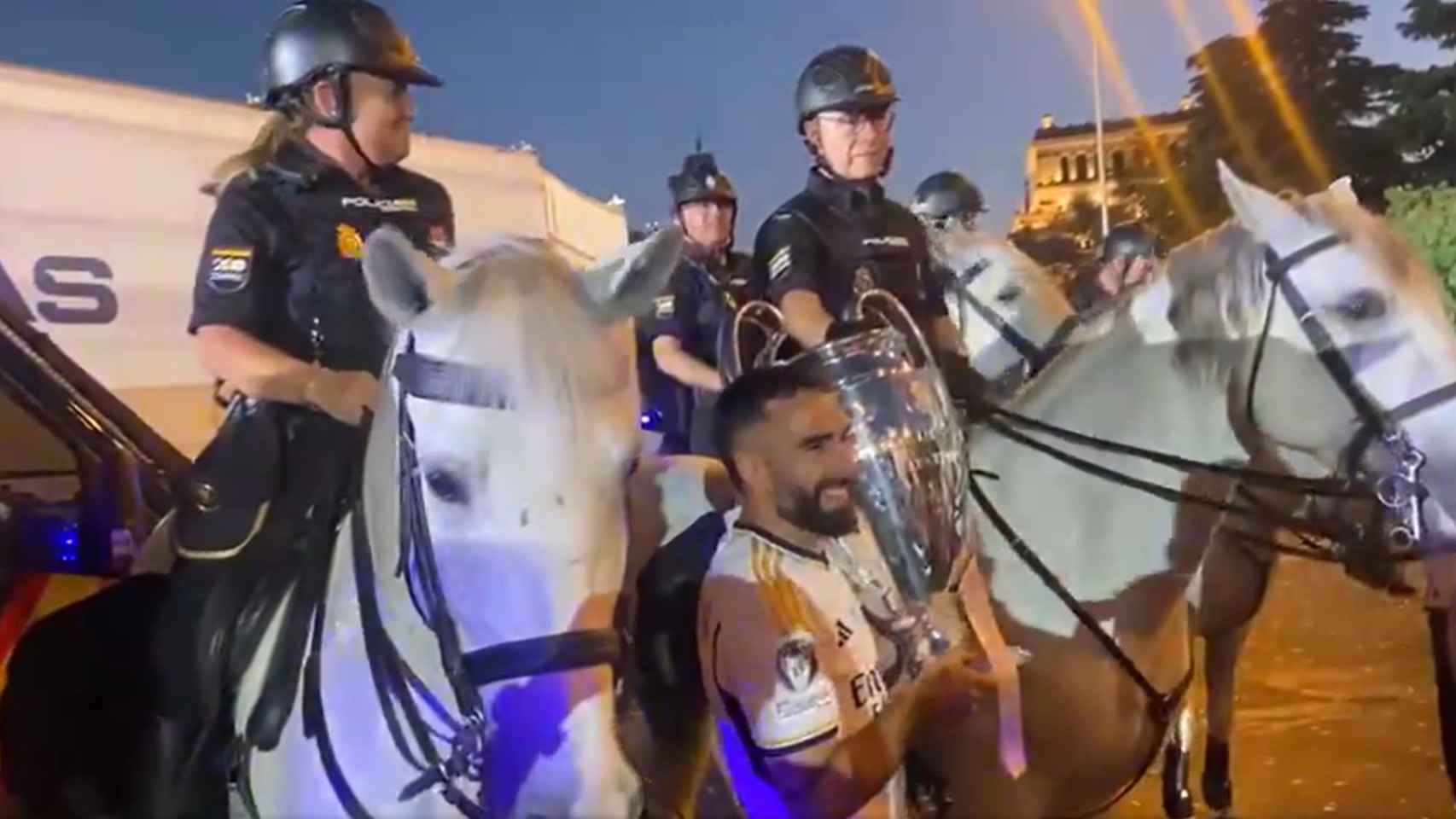 Dani Carvajal ofrece la Champions a su padre.