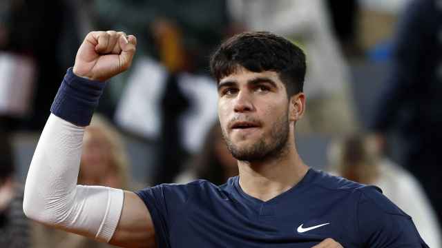 Alcaraz celebra su victoria ante Korda en Roland Garros.