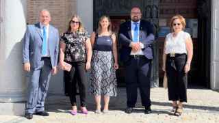 Carolina Agudo junto a dirigentes socialistas en Valmojado (Toledo). Foto: PP CLM.