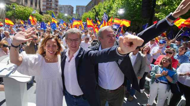 La alcaldesa Natalia Chueca, Alberto Núñez Feijóo y el presidente de Aragón, Jorge Azcón, este sábado en un mitin del PP en Zaragoza.