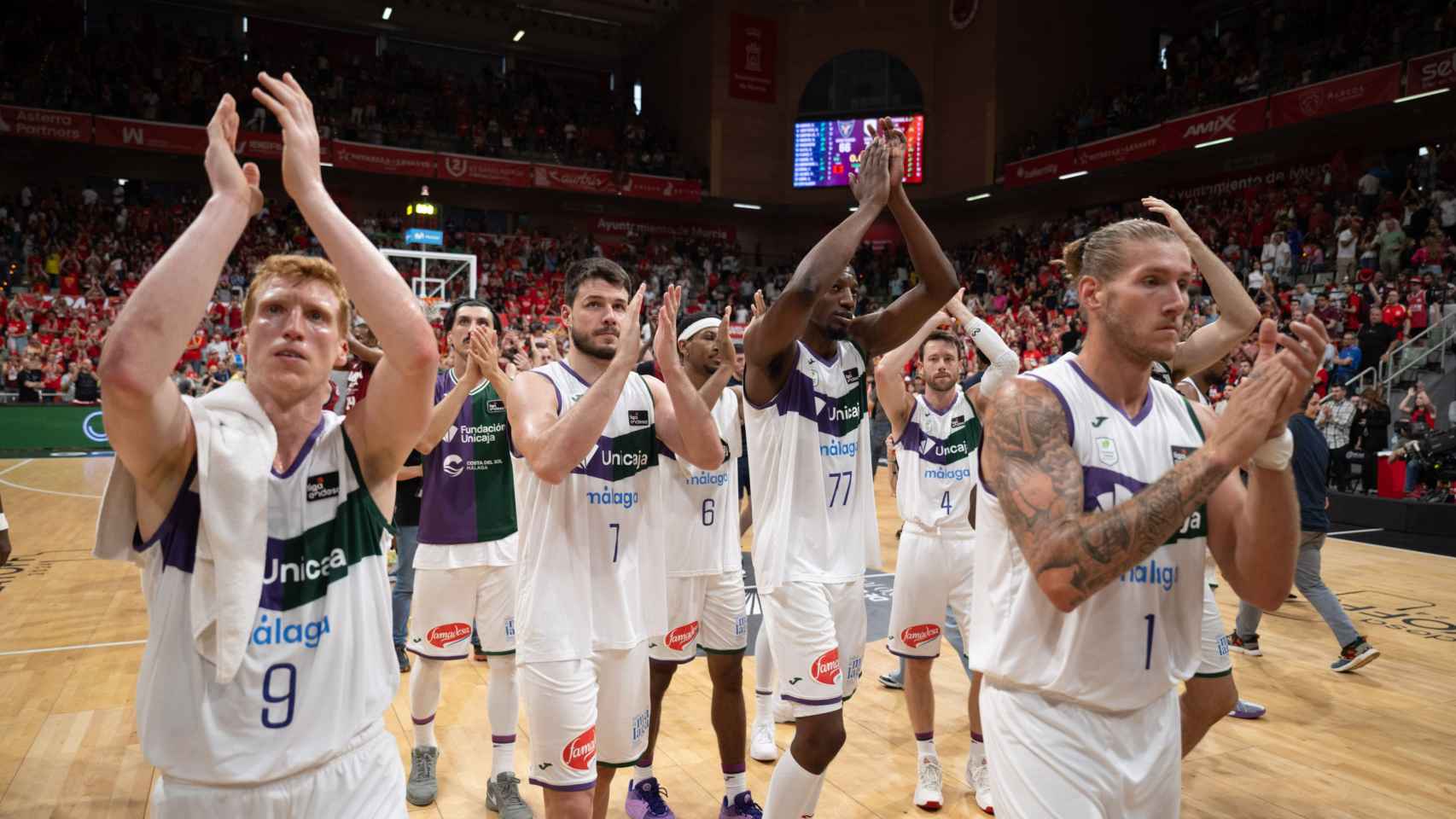 Los jugadores del Unicaja agradecen el apoyo de la afición desplazada a Murcia