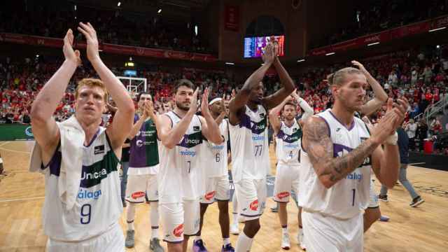Los jugadores del Unicaja agradecen el apoyo de la afición desplazada a Murcia