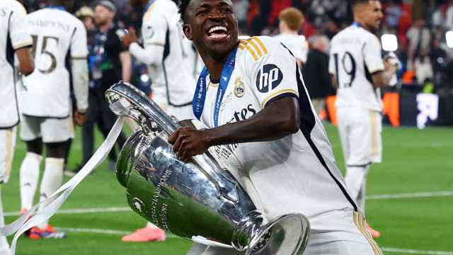 Vinicius celebra con la copa