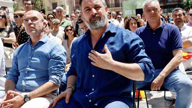 El secretario general de Vox, Santiago Abascal (d), y el candidato a las elecciones europeas, Jorge Buxadé (i), en un mitin de campaña.