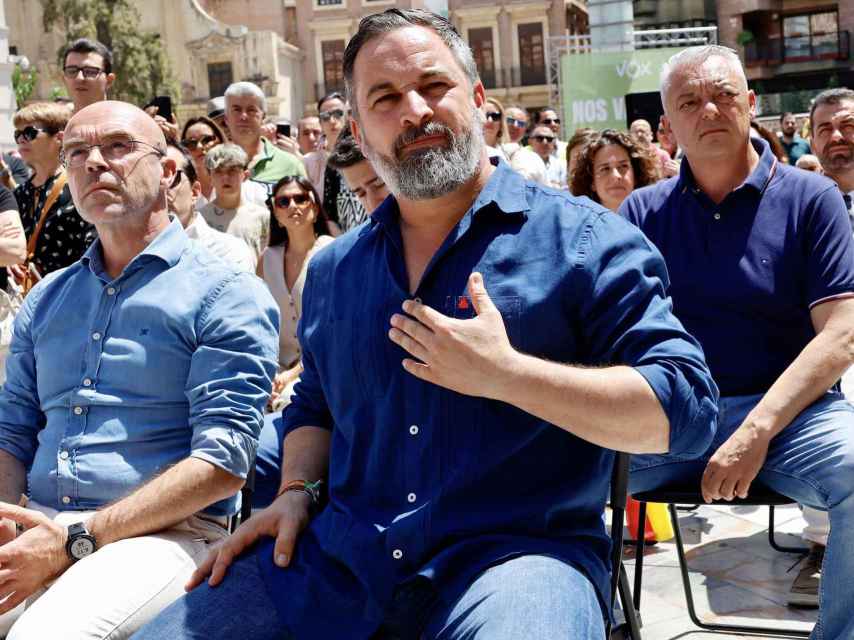 El secretario general de Vox, Santiago Abascal, junto a Jorge Buxadé en Murcia.