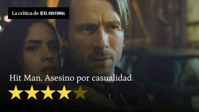 Adria Arjona y Glen Powell en 'Hit Man'