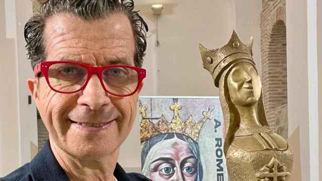 El artista toledano Alberto Romero junto a una de sus piezas.