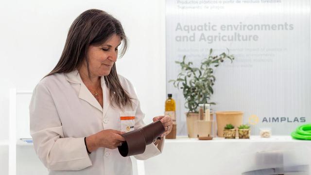 En el proyecto Raspons, de Aimplas,  reciclan desechos de subproductos del vino para convertirlos en un material biodegradable similar al cartón.