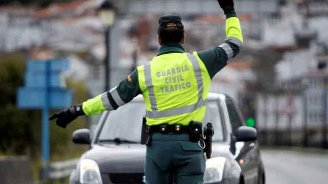 Un guardia de tráfico realizando un control a un vehículo.