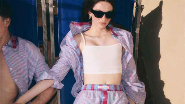 Imagen de la colaboración de Hand Over x Stradivarius