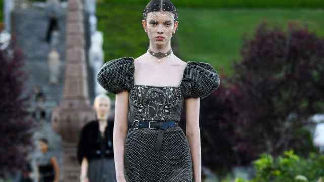 Silueta del desfile Crucero 2025 de Dior.