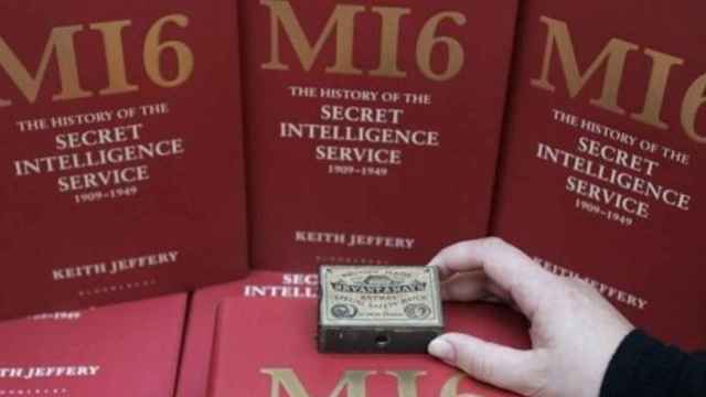 El Servicio de Inteligencia Secreto del Reino Unido, mejor conocido como MI6, recluta empleados estatales chinos como espías.