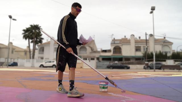Sebastián Hernández 'Sbah' pinta el mural 'Aire', que compite por ser el mejor del mundo del mes de mayo.