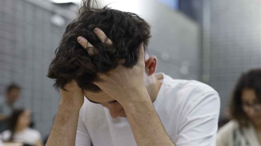 Un grupo de alumnos, este lunes, momentos antes de empezar la EBAU 2024.