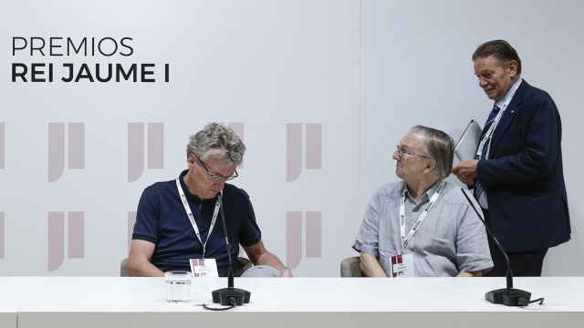 Los premios Nobel MacMillan y Szostak junto a Javier Quesada, presidente de la Fundación Premios Rei Jaume I