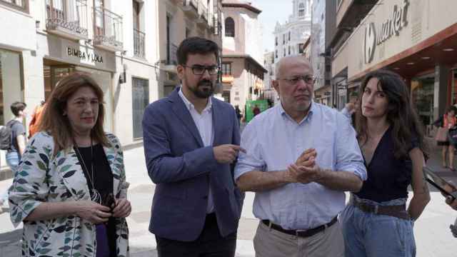 La número dos en la lista de Izquierda Española a las europeas, Soraya Rodríguez, el número uno, Guillermo del Valle, el procurador Francisco Igea y la número tres, Laura Montecino,  en Valladolid.