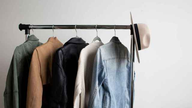 Para un look rápido y sencillo de día, con prendas lisas y fácilmente combinables, lo más habitual es tardar 15 minutos.