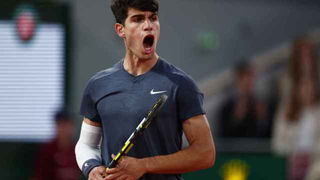 Alcaraz grita para celebrar un punto ante Tsitsipas.