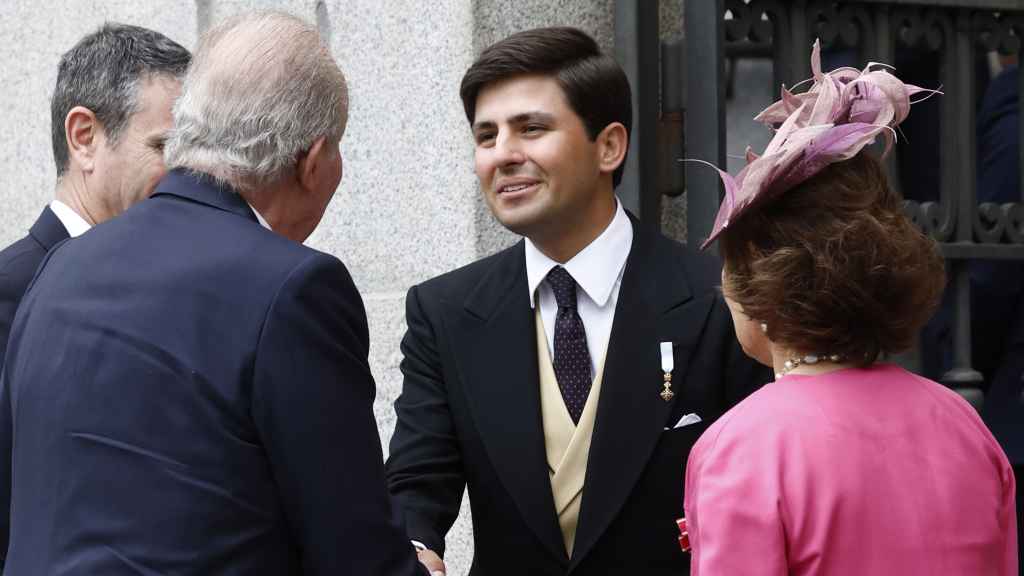 Juan Urquijo saludando al rey Juan Carlos, abuelo de su novia Irene, en la boda de su hermana Teresa Urquijo con José Luis Martínez Almeida.