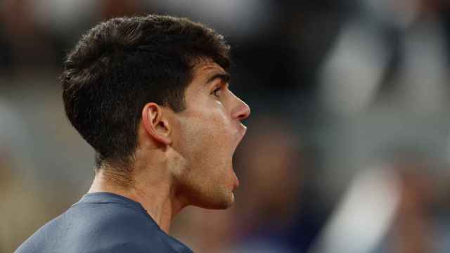 Alcaraz celebra un punto ante Tsitsipas.