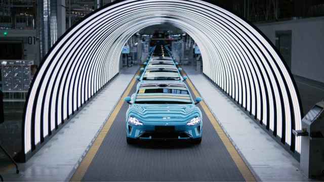 Varias unidades del Xiaomi SU7 salen de la fábrica de la marca en Shanghai