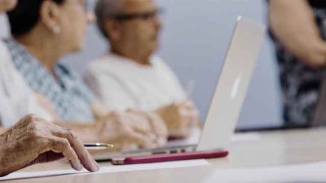 Una imagen de archivo de varias personas mayores utilizando ordenadores.